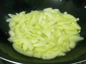 咸白瓜怎么吃才好吃呢视频,轻松学会家常咸白瓜做法