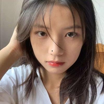 少女吃瓜在家自拍视频,揭秘宅家生活趣味瞬间