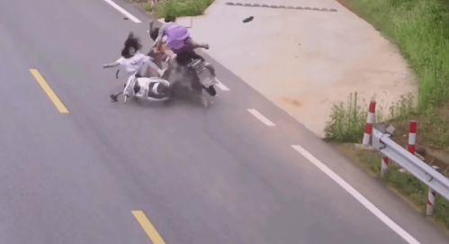 东阳吃瓜车祸视频曝光,吃瓜群众意外遭遇惊险瞬间